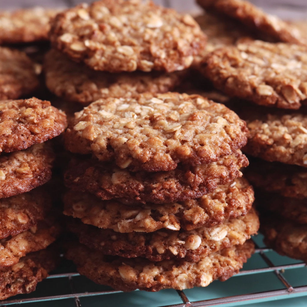 A stack of knusprig-süße Kinderkekse.