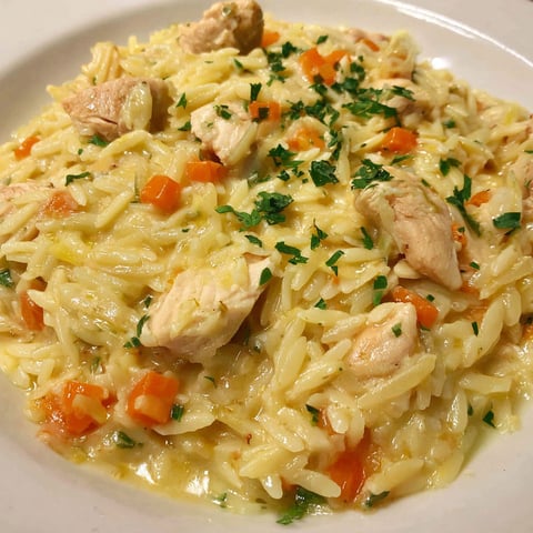 A plate of creamy chicken and pasta.