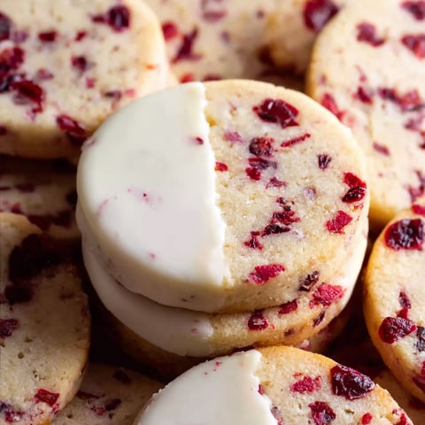Cranberry-Mandel-Shortbread-Cookies mit weißer Schokolade.